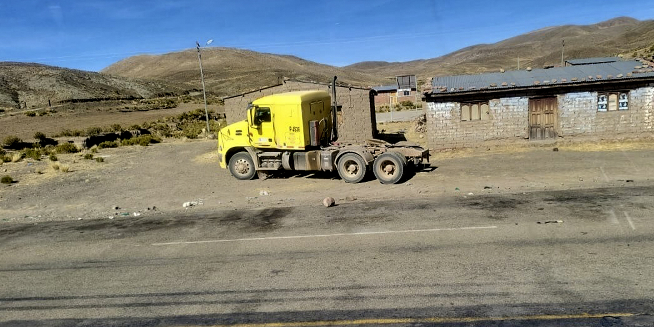 El camión fue encontrado en Challapata. Había sido robado en Calama, Chile. (Foto: FGE)