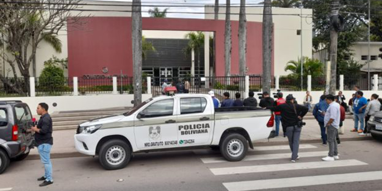 Una patrulla frente al colegio Alemán en Santa Cruz. (Foto: Archivo)