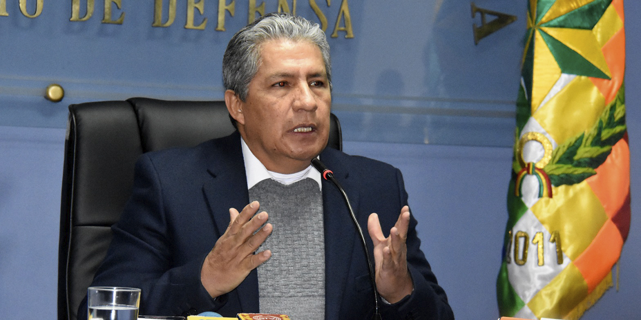 El ministro de Defensa, Edmundo Novillo, en conferencia de prensa.