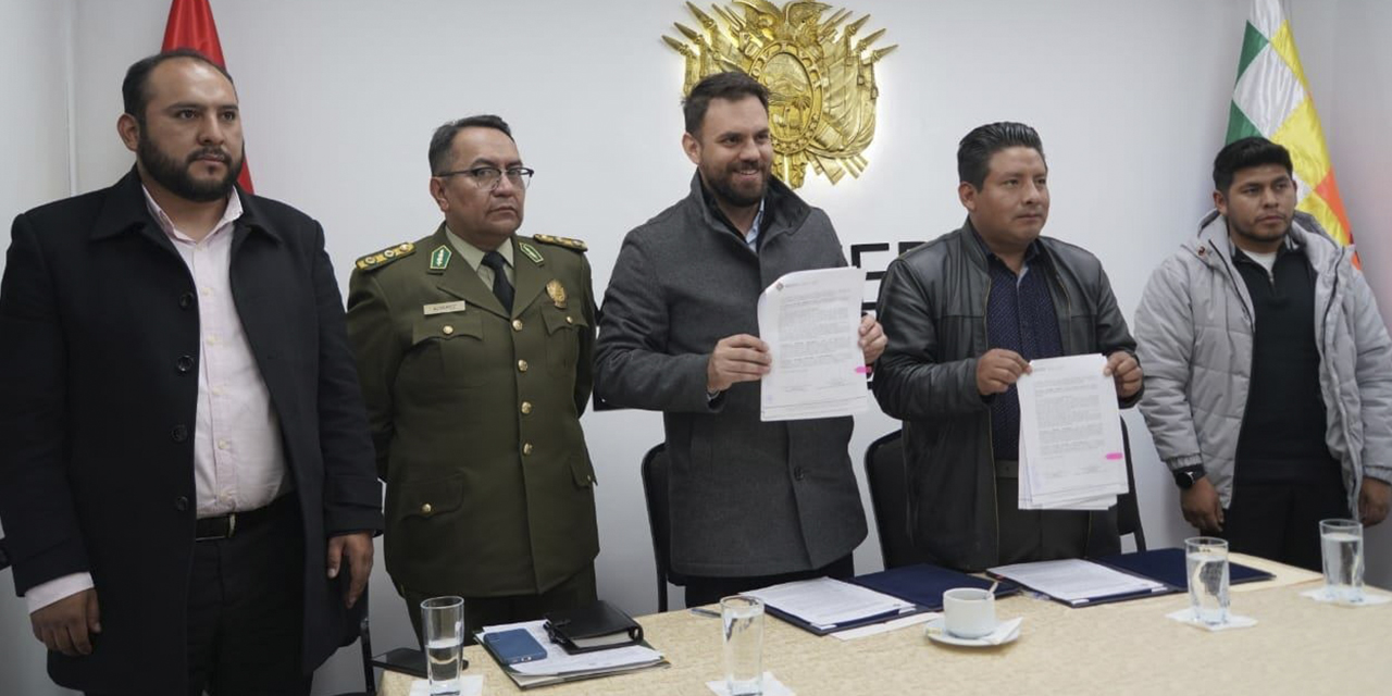 El titular de Gobierno y el Gobernador de La Paz muestran el acuerdo firmado. (Foto: Ministerio de Gobierno)