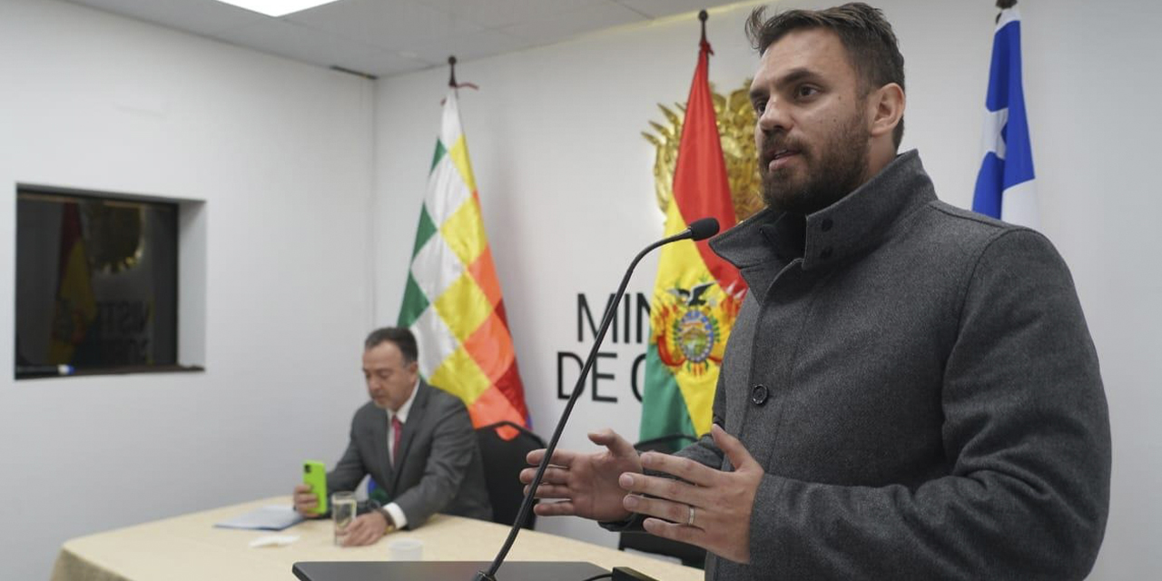 El ministro de Gobierno, Eduardo Del Castillo, en conferencia de prensa