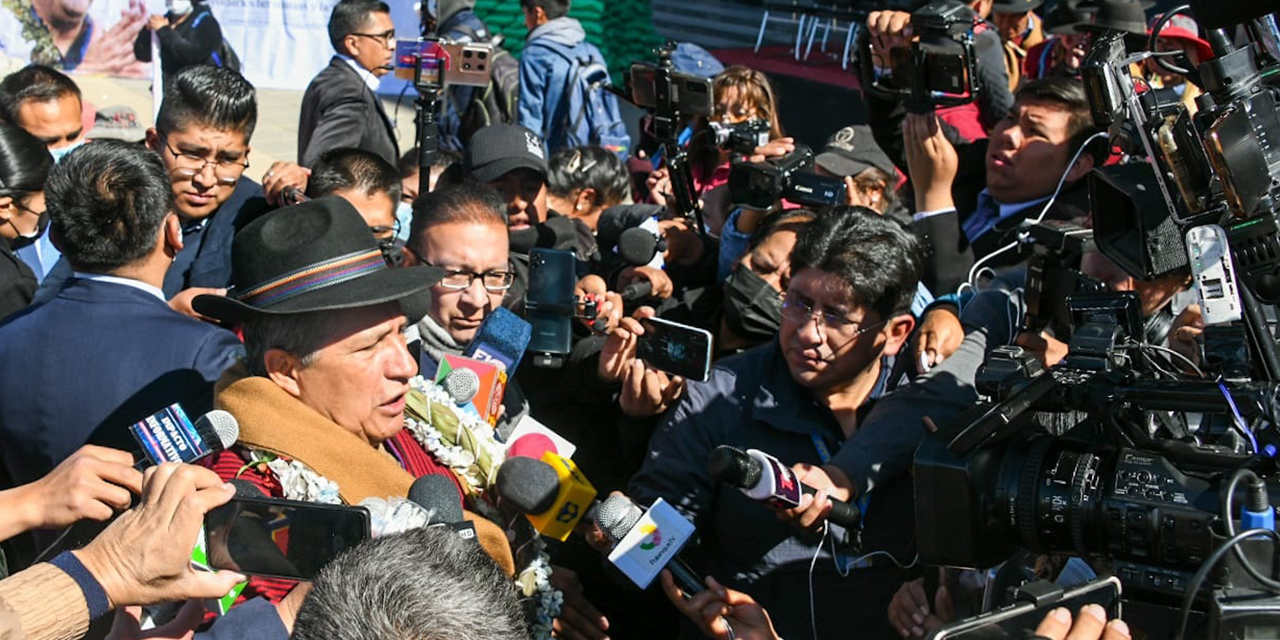 El ministro de Defensa, Edmundo Novillo, en contacto con la prensa. (Foto: Defensa)