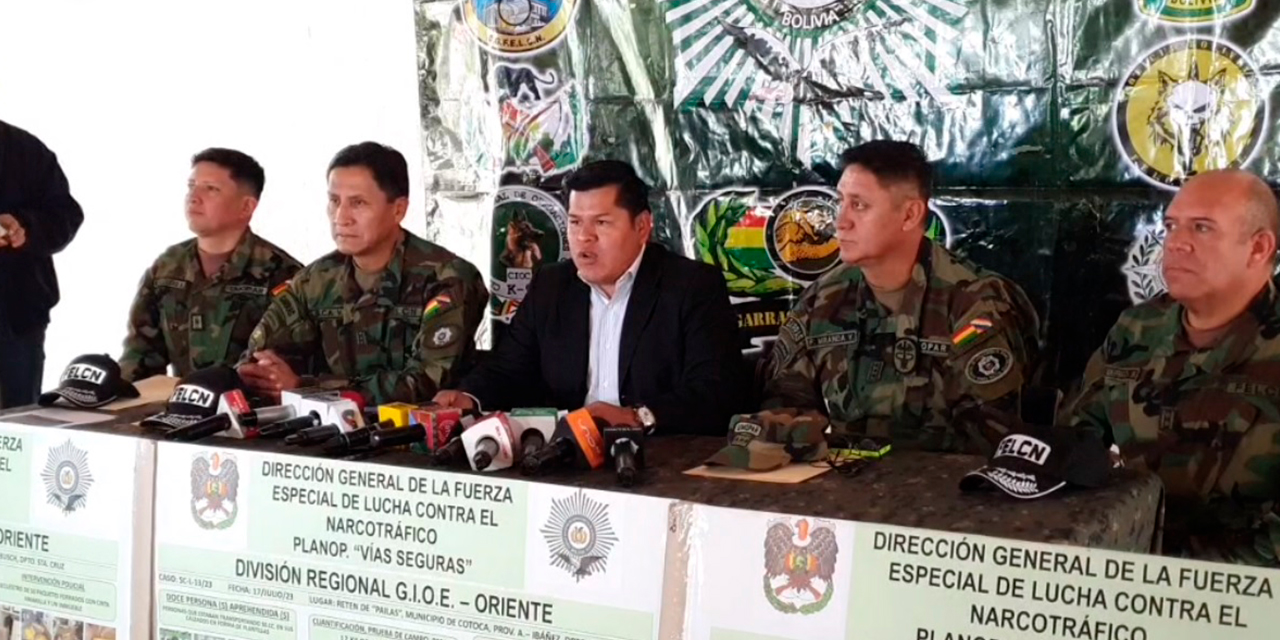 El viceministro de Defensa Social y Sustancias Controladas, Jaime Mamani, en conferencia de prensa.