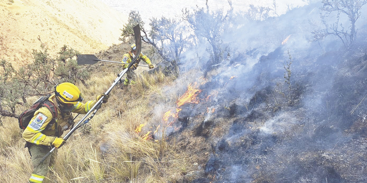 Bomberos combaten el incendio del sábado en Cochabamba.