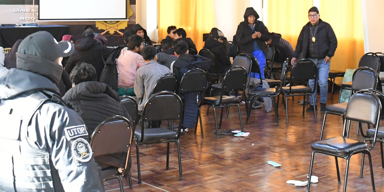 Parte de los 57 aprehendidos en dependencias de la FELCC de La Paz. | Foto: APG