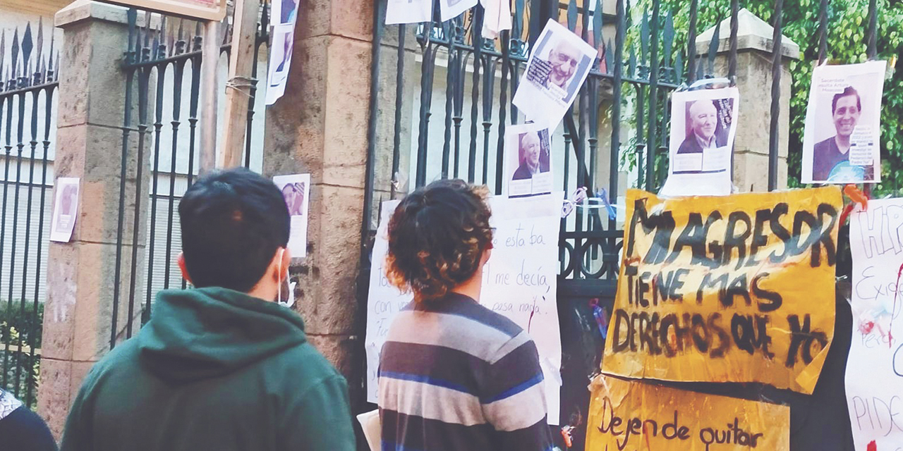 Protesta en la que se puso las fotografías de los religiosos pederastas y encubridores.