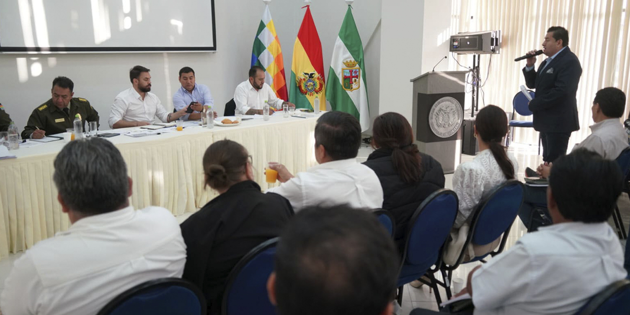 El ministro Eduardo Del Castillo junto a los alcaldes de Santa Cruz.