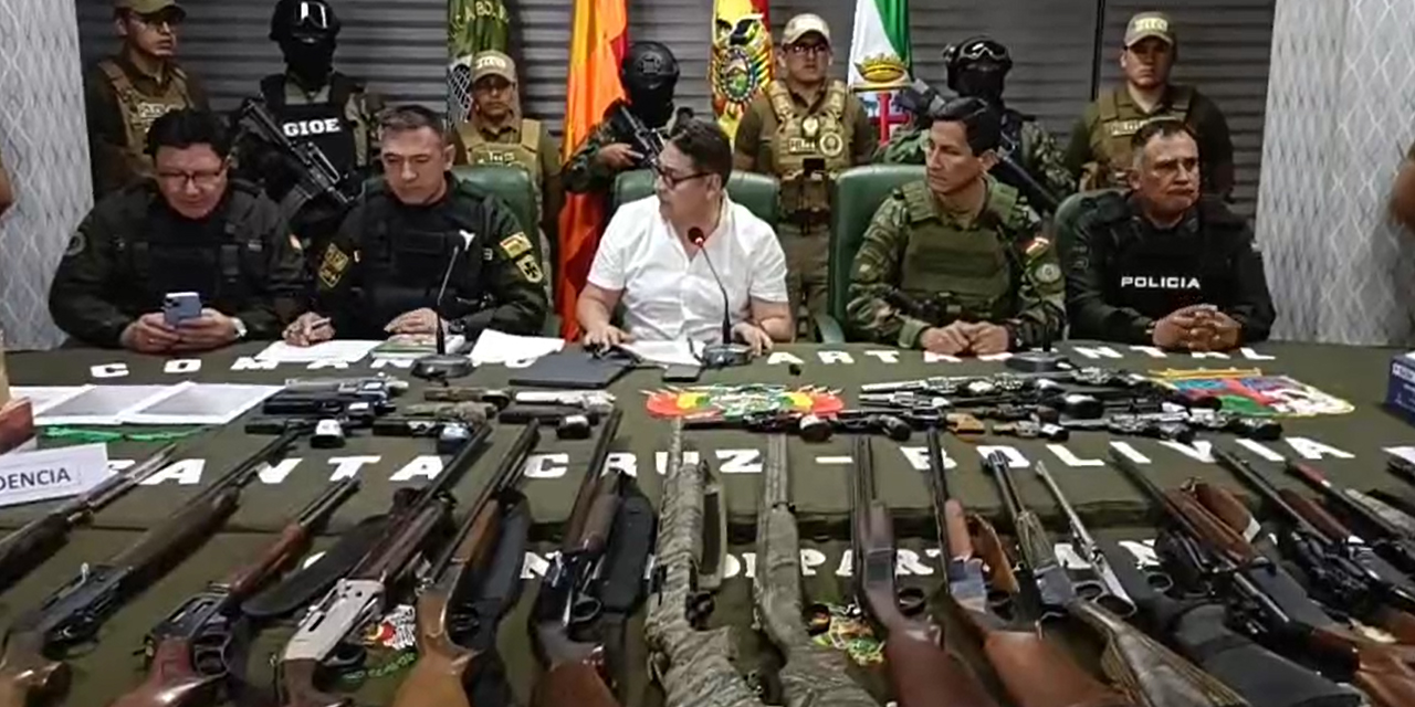 La Policía Boliviana presentó el arsenal hallado en allanamientos en Santa Cruz