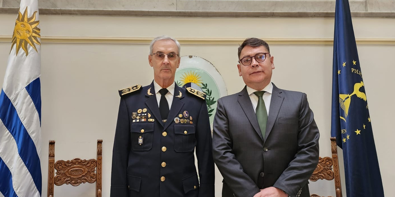 El viceministro de Régimen Interior, Jhonny Aguilera, junto al subdirector de la Policía Nacional de Uruguay, Jhonny Diego. Foto: MinGob.