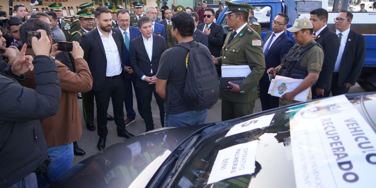 Entrega a su propietario de un vehículo recuperado en Bolivia. Foto: Ministerio de Gobierno