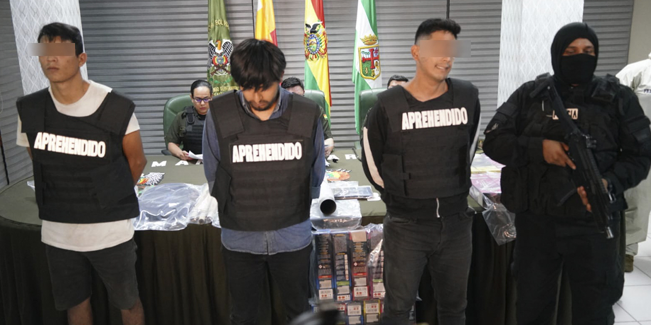 Los tres aprehendidos en su presentación en el Comando de la Policía en Santa Cruz.