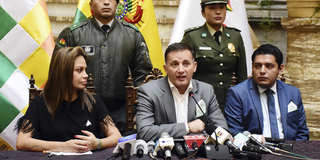 Lizárraga y López, en Palacio de Gobierno durante una conferencia de prensa en 2019.