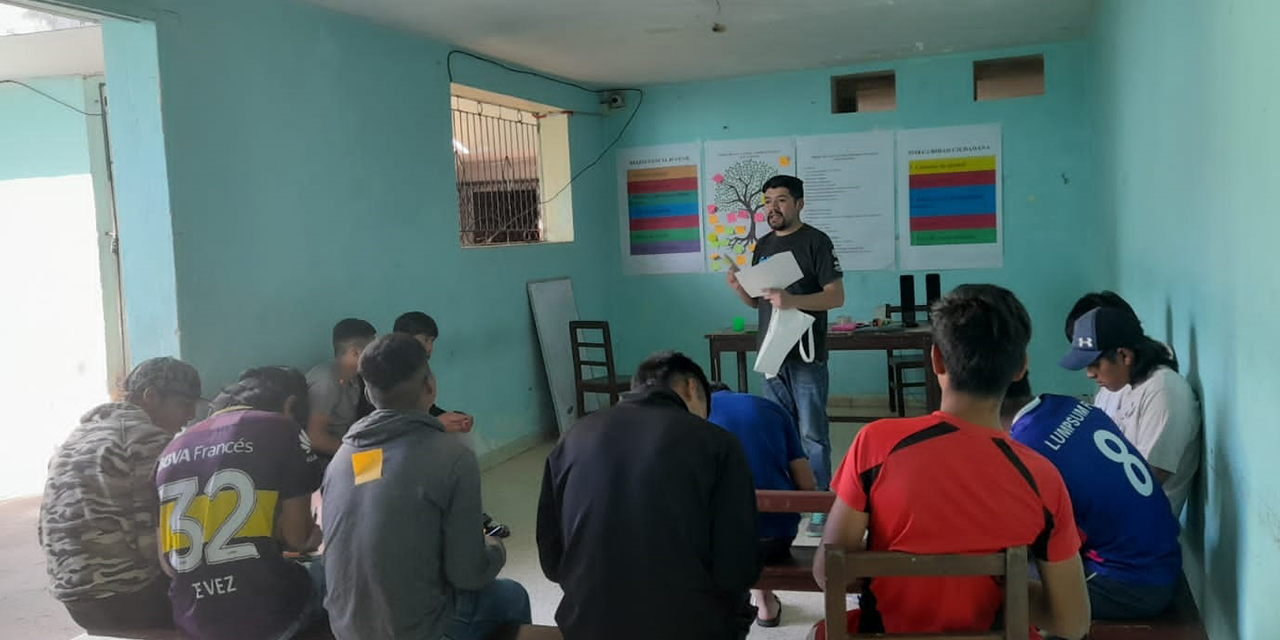 Un técnico imparte una charla de orientación.