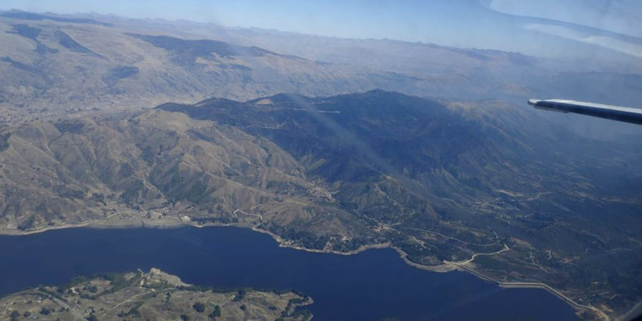 Sobrevuelo comprobó la inexistencia de incendios en el depar-tamento de  Cochabamba. (Foto: Ministerio de Defensa)