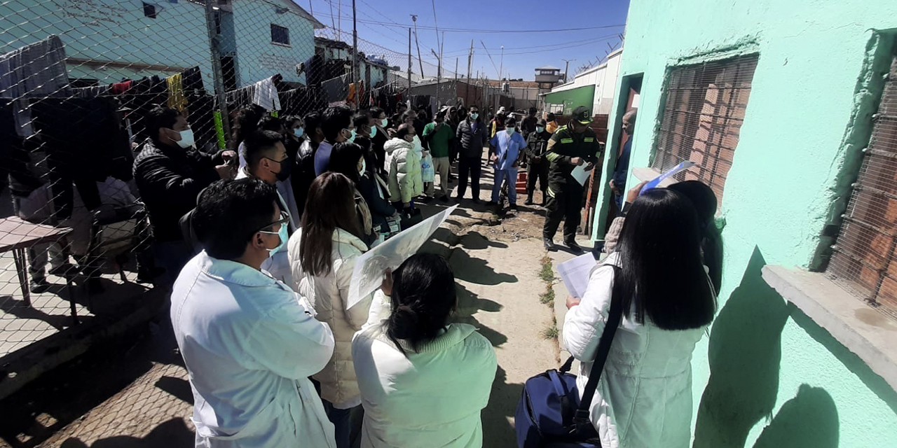 Los galenos que buscaban hacer la valoración médica. (Foto: Régimen Penitenciario)