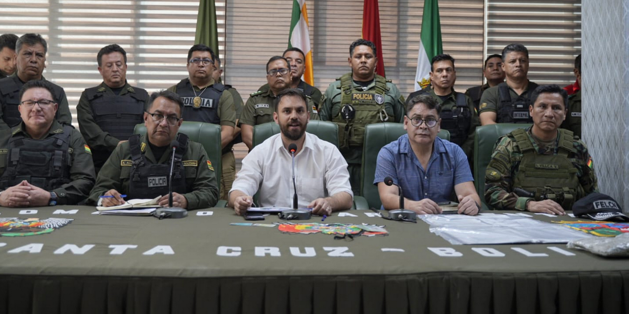 El ministro del Castillo y autoridades policiales en conferencia de prensa. Foto: Ministerio de Gobierno