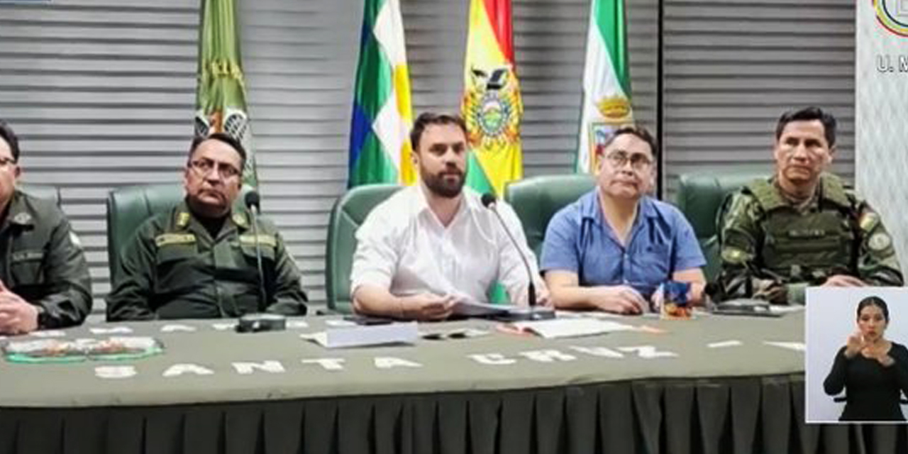 El ministro de Gobierno, Eduardo Del Castillo, en conferencia de prensa.