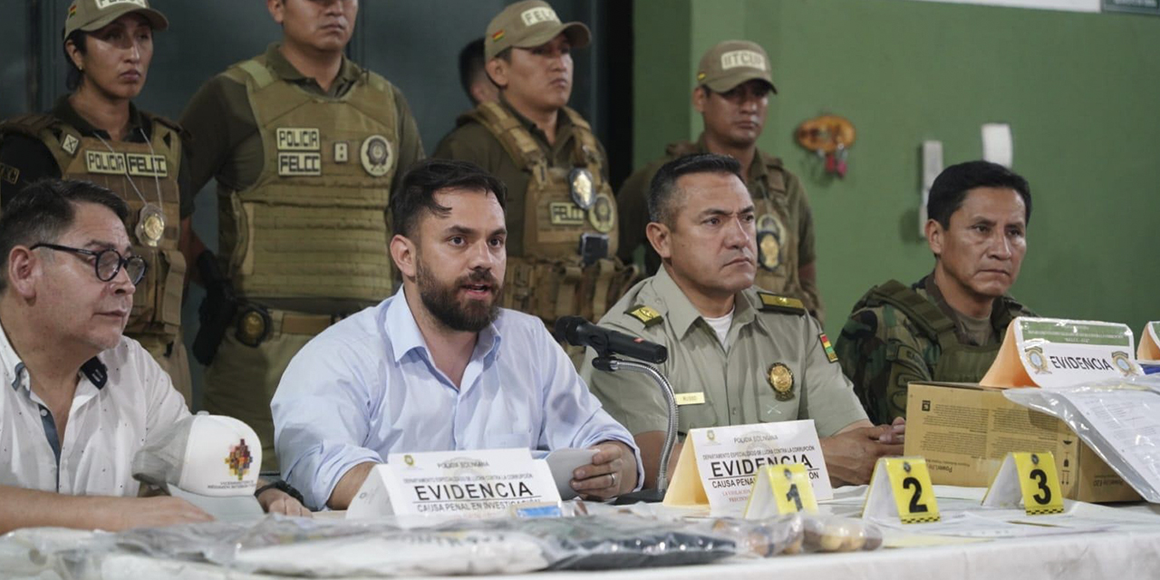 El ministro de Gobierno, Eduardo Del Castillo, junto a otras autoridades durante la conferencia de prensa.