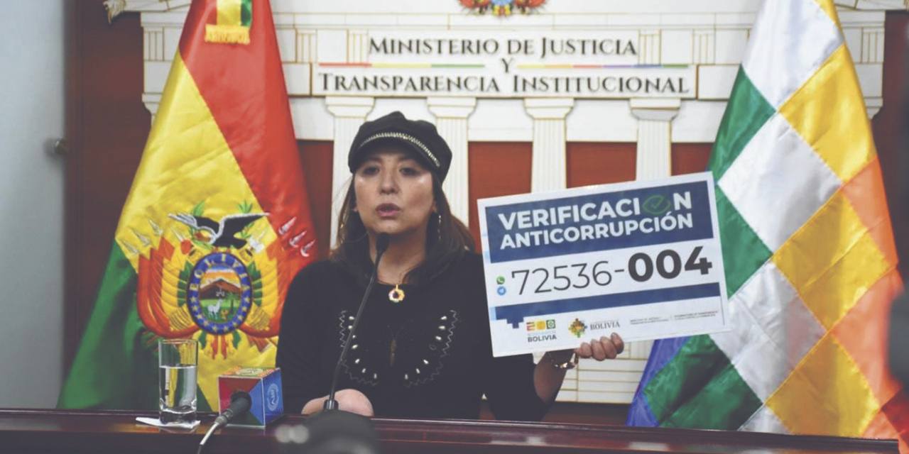 La Viceministra de Transparencia presentó la línea de verificación anticorrupción para que la población haga sus denuncias.