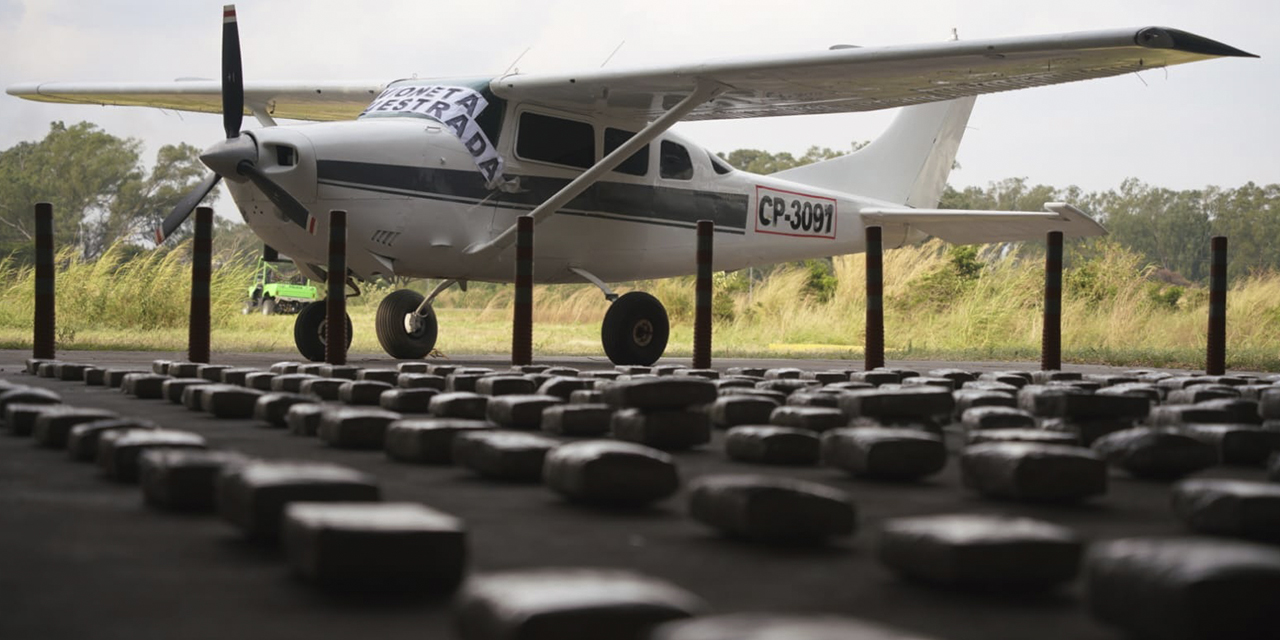 La avioneta y los paquetes de droga que fueron secuestrados por la FELCN.