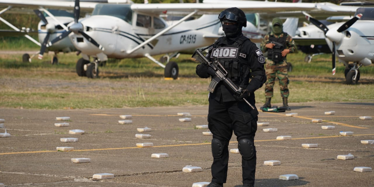 Efectivos de la FELCN resguardan la droga y las avionetas que fueron secuestradas. | Foto: Ministerio de Gobierno