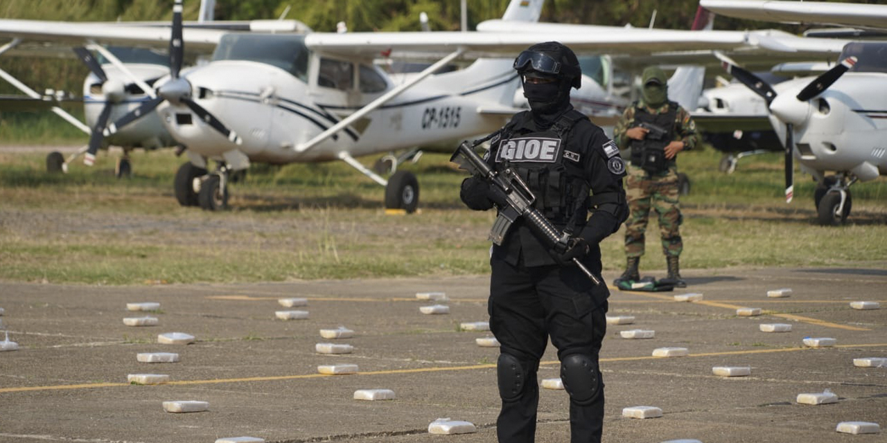 Operativos contra las drogas. Un oficial en un hangar allanado en Beni.