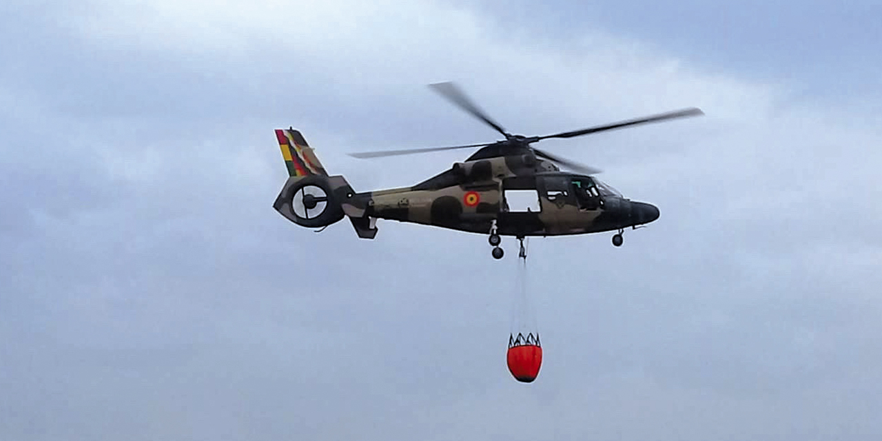 El helicóptero de la FAB sobrevoló el municipio de Coroico para mitigar el incendio forestal. (Foto: Viceministerio de Defensa Civil)