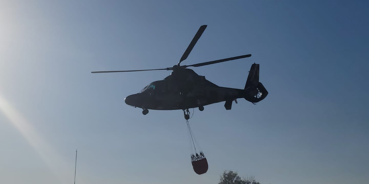 El helicóptero Z9 dotado de un BambiBucket opera en el municipio de Vinto, Cochabamba. Foto: Ministerio de Defensa