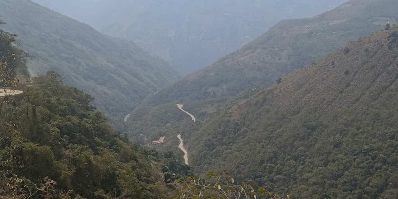 La humareda provocada por el incendio en Yanacachi, en la provincia Sud Yungas de La Paz