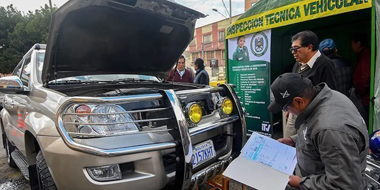 Inspección a un vehículo de parte de efectivos policiales. (Foto: Archivo)