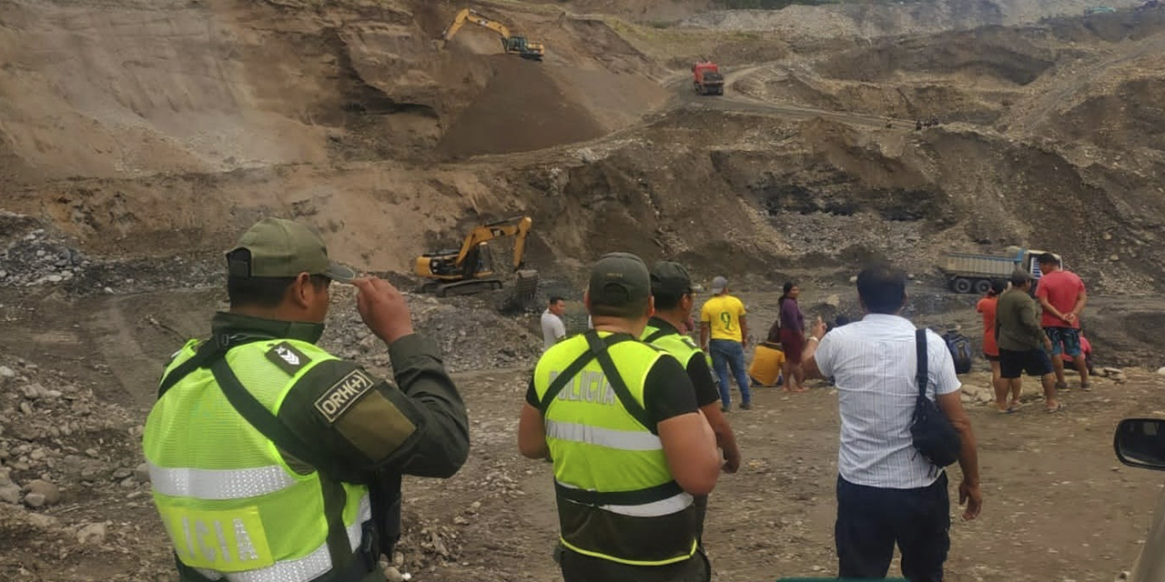 Tareas de rescate y rastrillaje en el lugar del deslizamiento en el municipio de Mapiri.