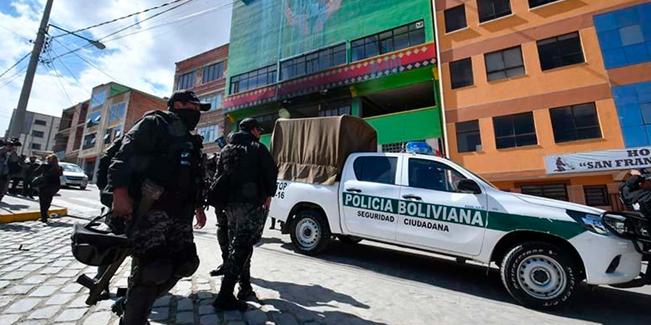 Policías resguardan el mercado paralelo de coca, en La Paz. | APG