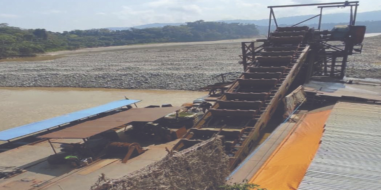 Infraestructura que servía para la explotación ilegal en el río Kaka, en Beni.