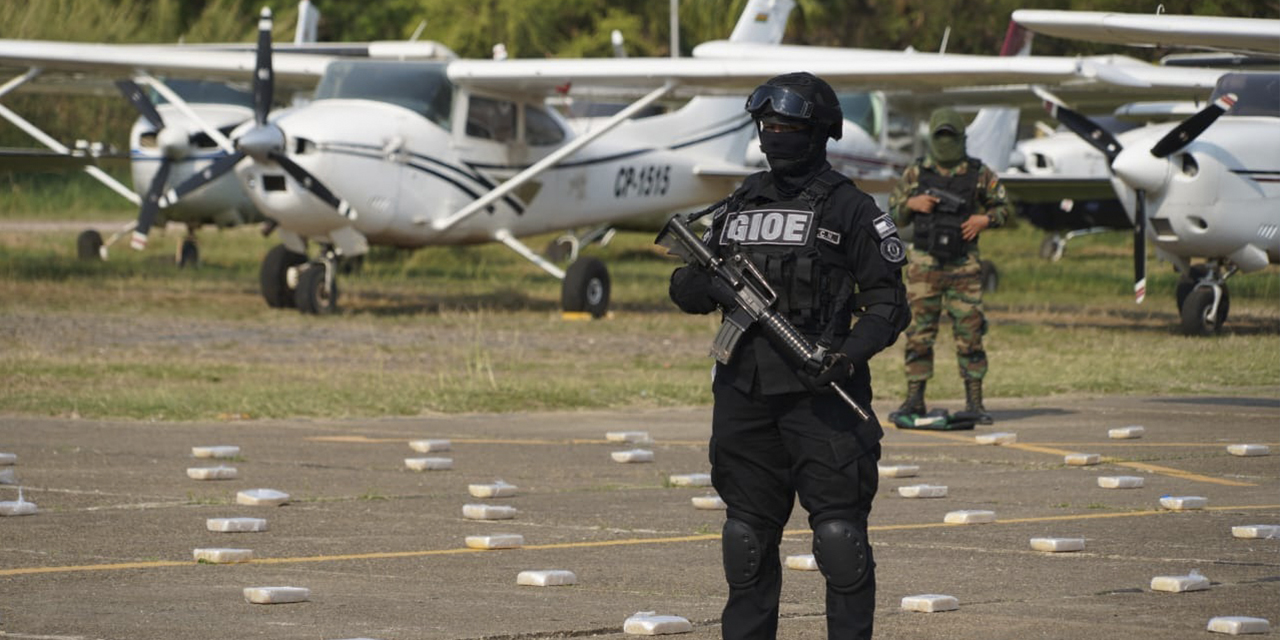 Un efectivo policial durante la custodia de la aeronave en Trinidad, Beni.