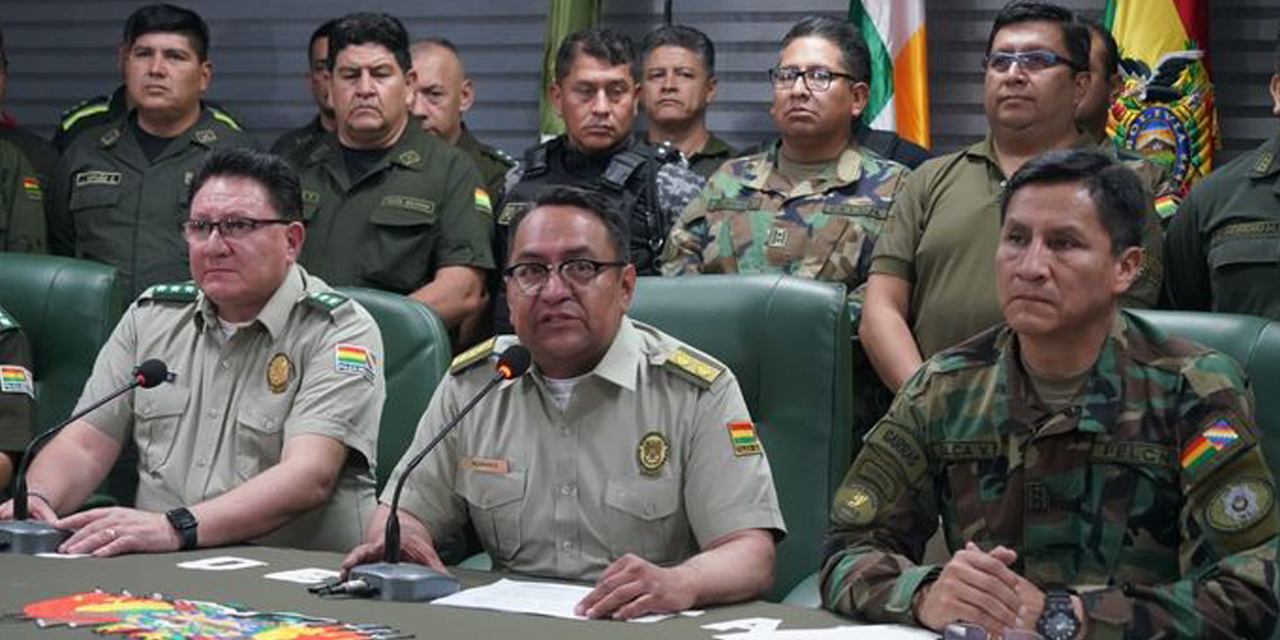 Conferencia de prensa del comandante de la Policía Boliviana, Álvaro Álvarez. Foto: Ministerio de Gobierno