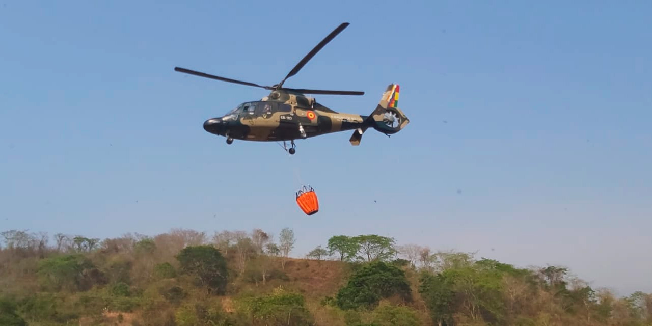 Un helicóptero Z9 EB- 101 con su equipo de bambi bucket para el combate del incendio forestal por tierra y por aire. Foto: Viceministerio de Defensa Civil