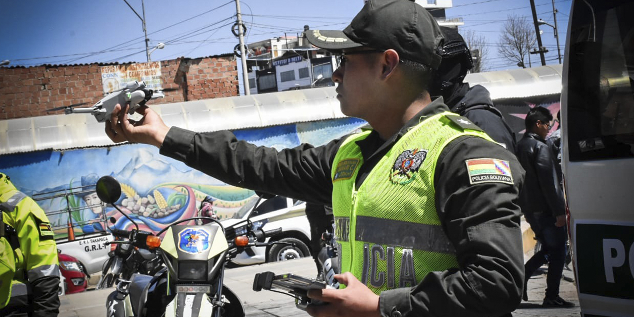 Un efectivo policial en El Alto sostiene un dron que servirá para labores de seguridad. (Foto: Viceministerio de Seguridad Ciudadana)