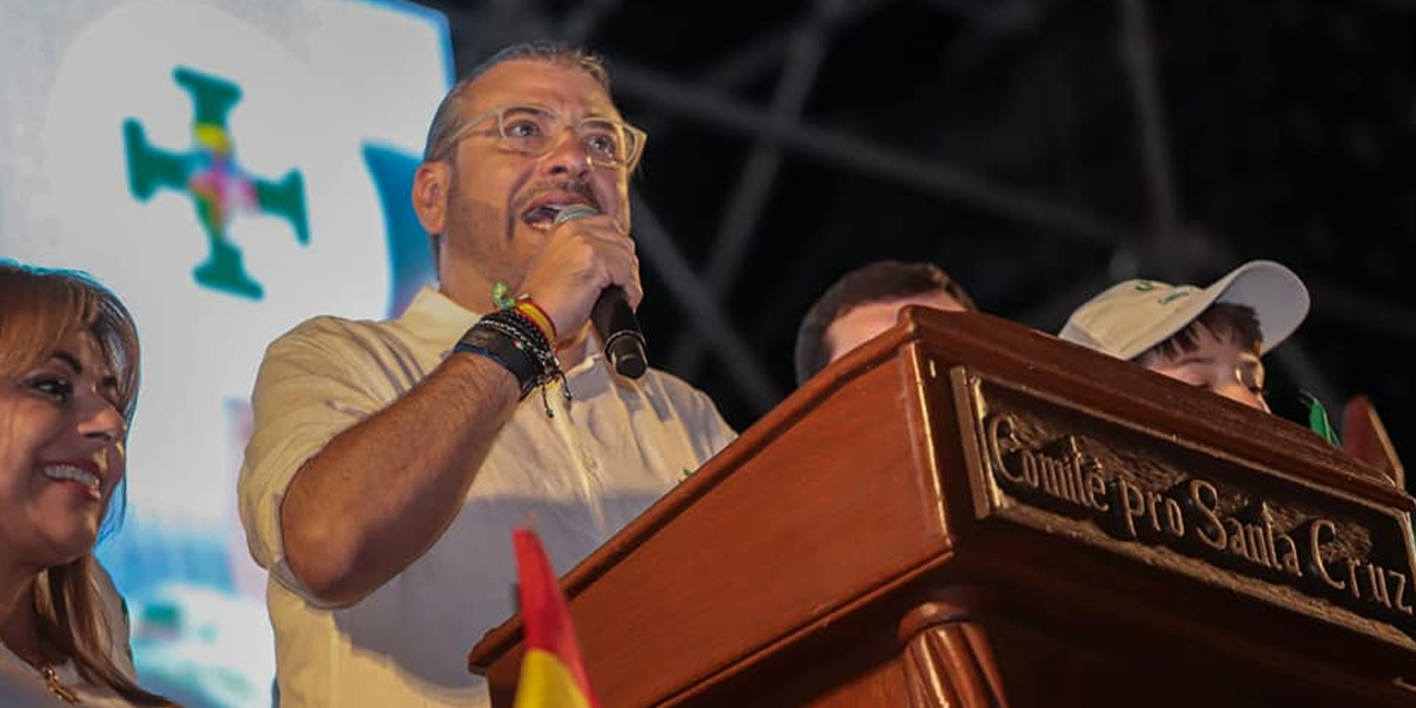 El expresidente de los cívicos cruceños Rómulo Calvo durante una protesta en Santa Cruz.