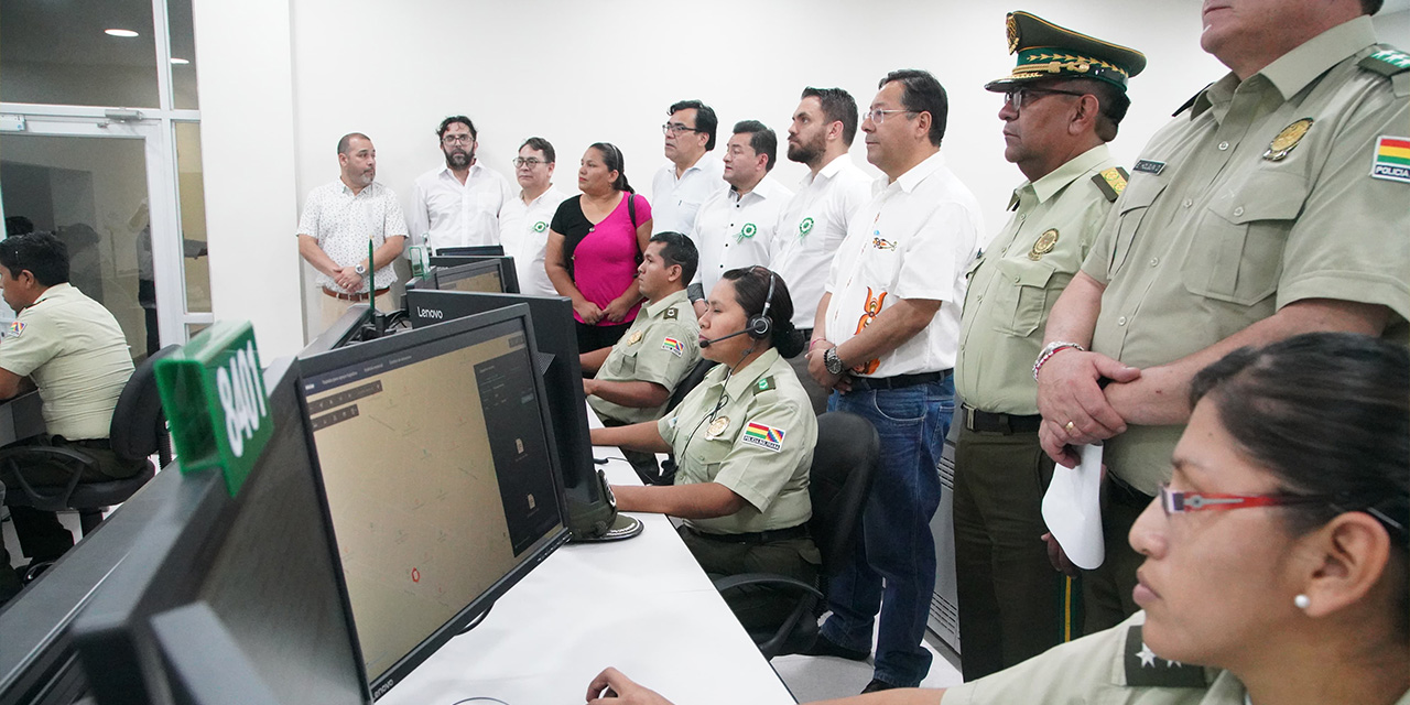 El presidente Luis Arce, el alcalde de Santa Cruz, Jhonny Fernández, junto a otras autoridades en la Estación Policial Integral de la Villa Primero de Mayo. Foto: Comunicación Presidencial