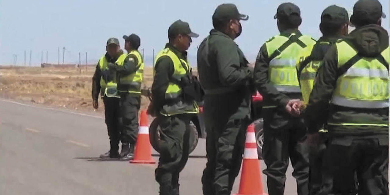 Efectivos policiales, en la vía que conduce a Desaguadero. | Foto: RRSS