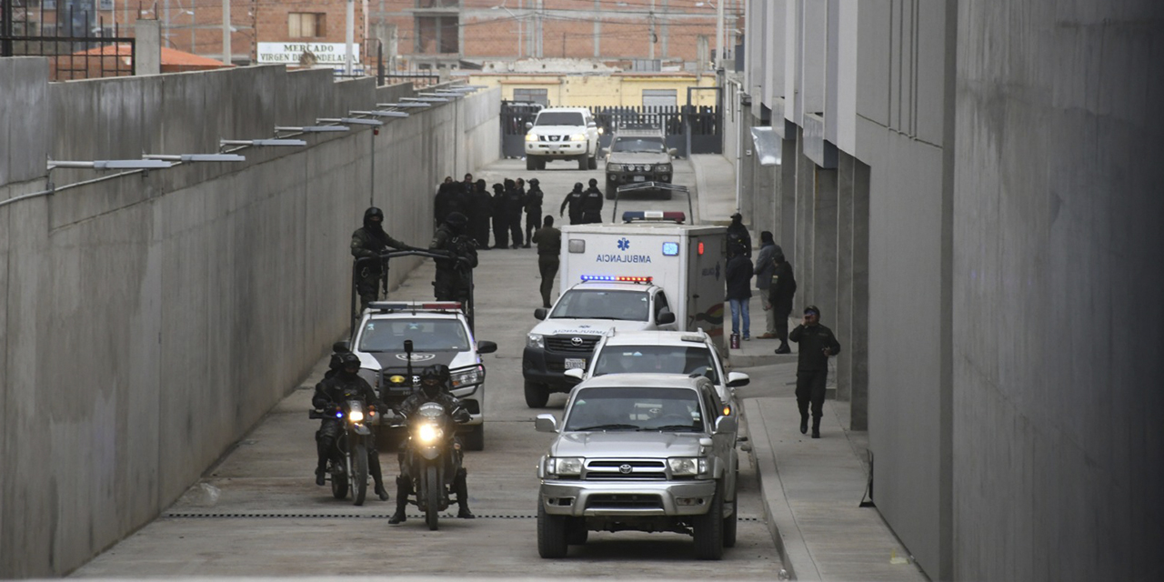 Llegada de Camacho al Hospital El Alto Sur.