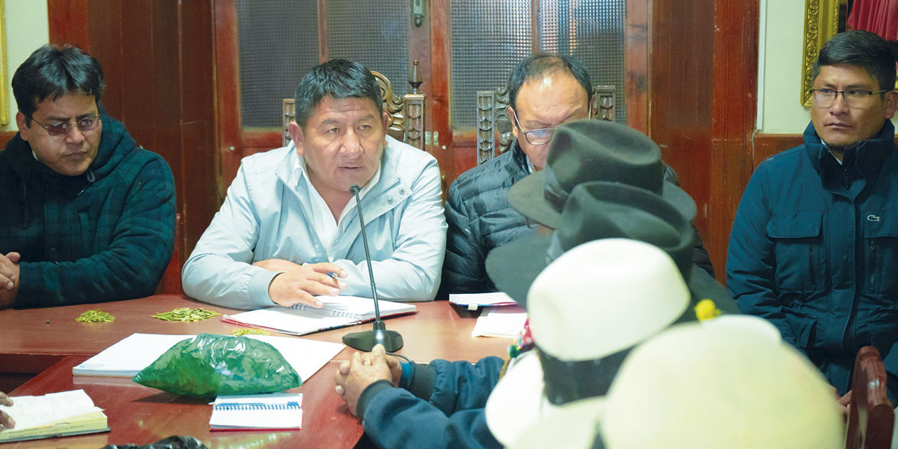  Jhonny Mamani en una reunión cuando ejercía como gobernador de Potosí.  | Foto: Gobernación de Potosí