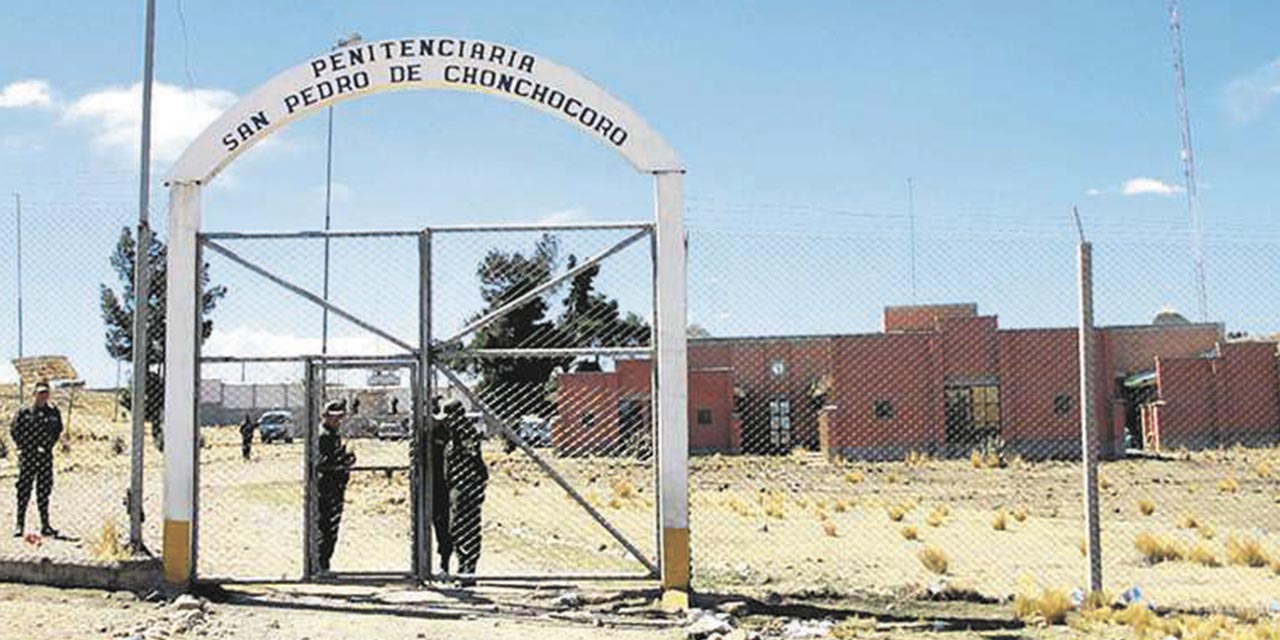 Vista del acceso principal al penal de Chonchocoro, en el altiplano paceño. | Foto: RRSS