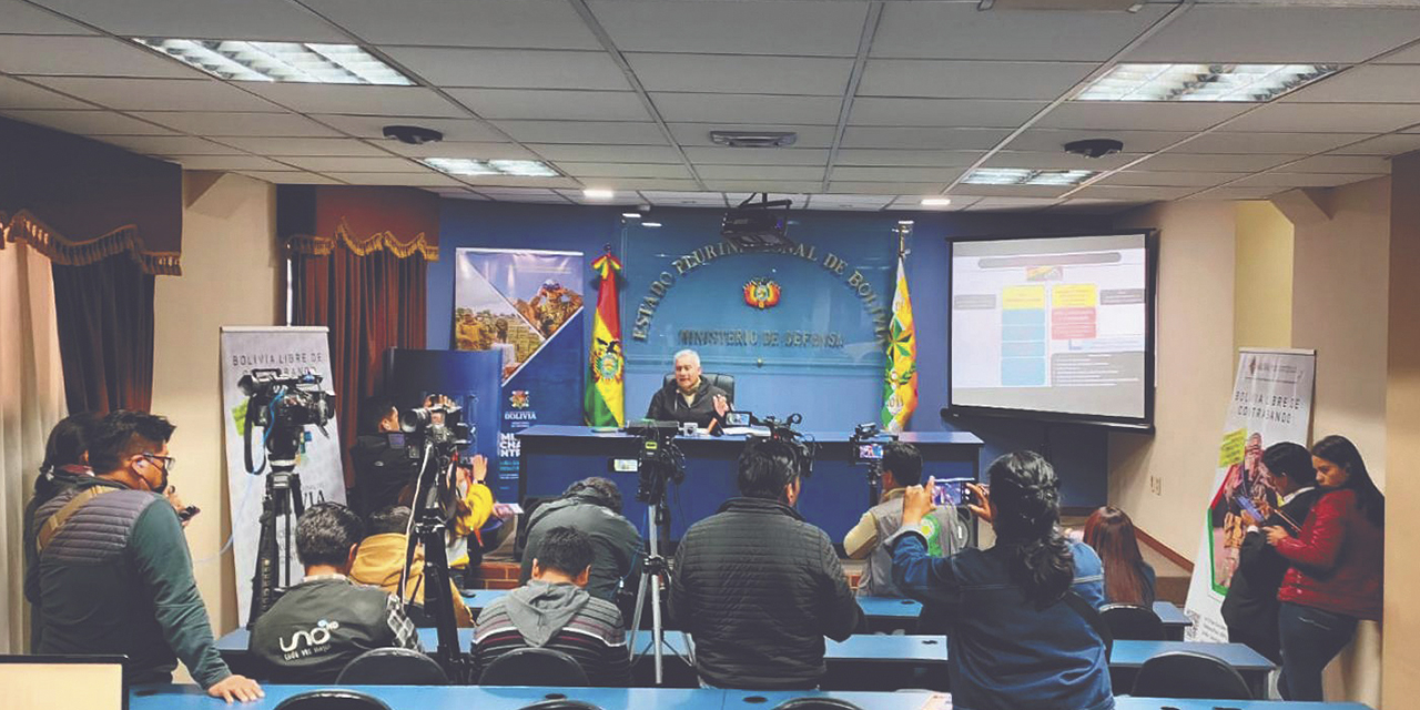 El viceministro de Lucha Contra el Contrabando, Daniel Vargas, en conferencia de prensa, ayer