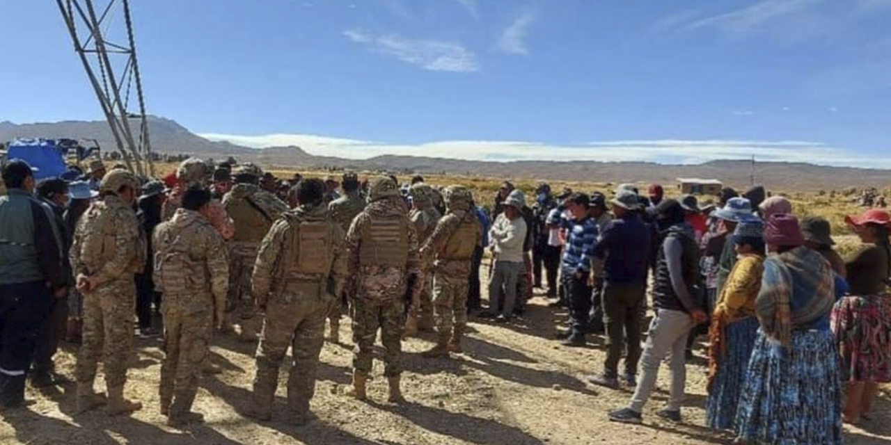 Militares y pobladores en Huachacalla.