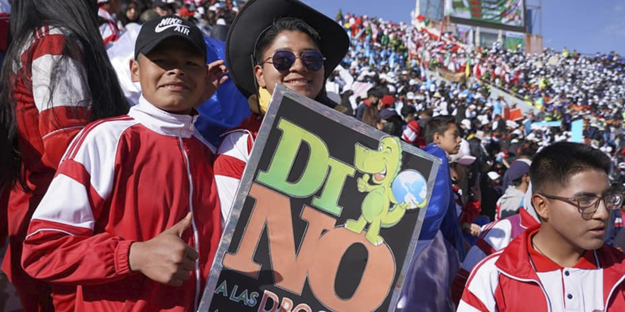 Jóvenes en Oruro durante el festival Dinofest.