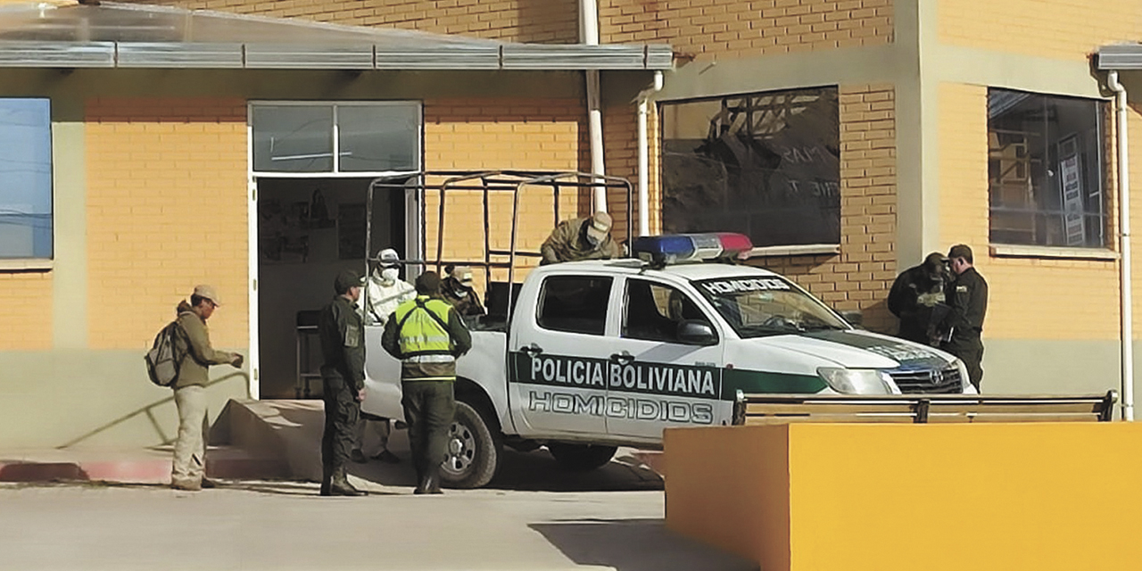 Efectivos policiales en labores de investigación. | Foto: APG