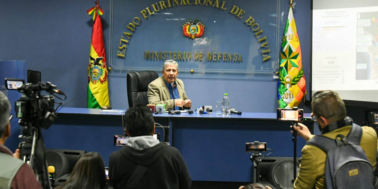 El ministro de Defensa, Edmundo Novillo, en conferencia de prensa.