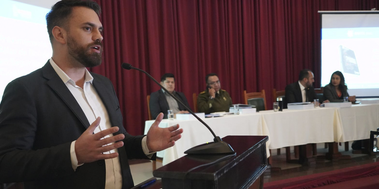 El ministro Eduardo Del Castillo durante la presentación de los informes.