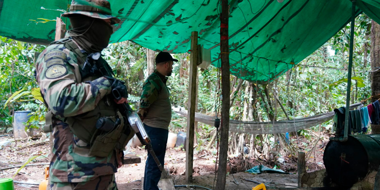 Agente de la FELCN y el ministro de Gobierno, Eduardo Castillo, en uno de los operativos. Foto: Ministerio de Gobierno